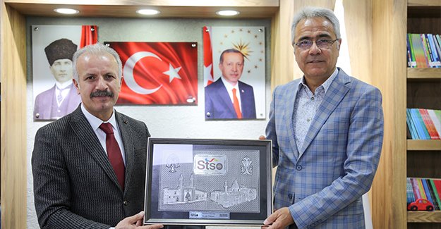 Başkan Özdemir, Milli Eğitim Müdürü Necati Yener’i makamında ziyaret etti.